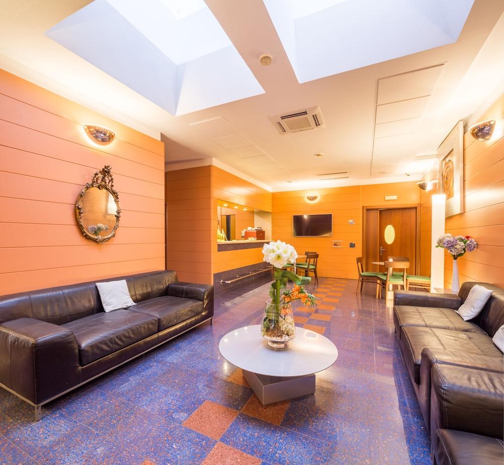 Western Plaza Hotel 4*
