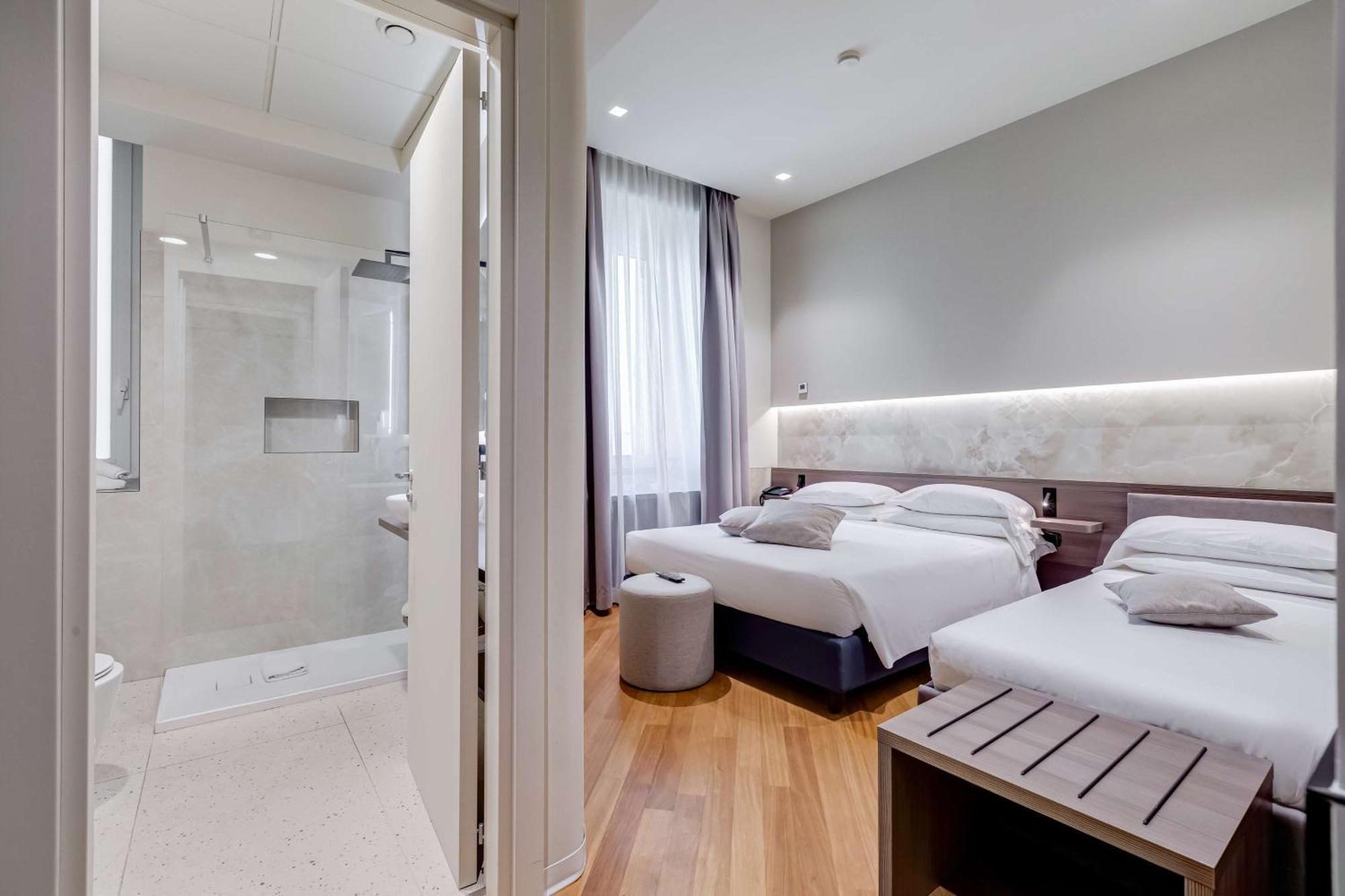 Hotel Western Plaza 4*